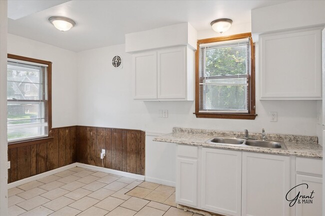 Building Photo - 3 bedroom - 1.5 bath - bungalow - $1250