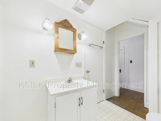 Building Photo - 137 Conger Ave