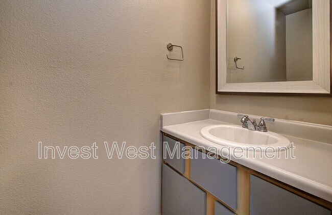 Building Photo - 13216 NE Salmon Creek Ave