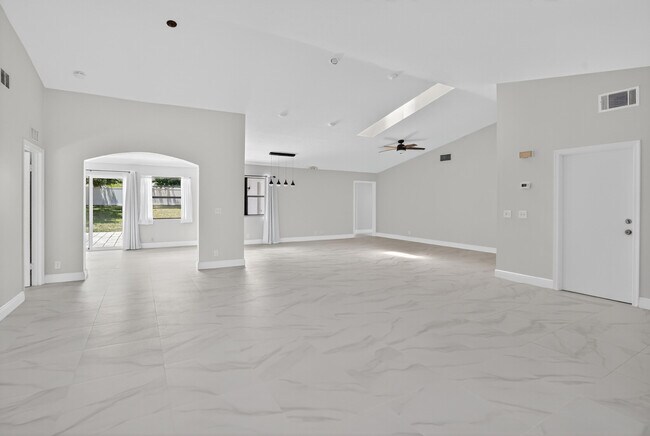 Building Photo - 875 NW 4th Ave