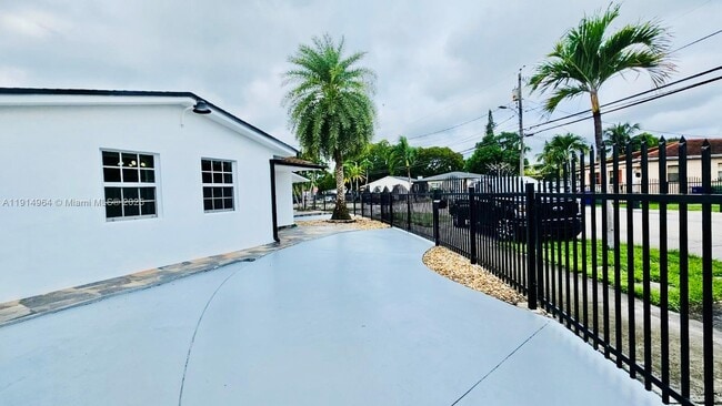 Building Photo - 3182 SW 25th Ter