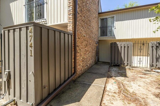 Building Photo - 4741 Huron Dr