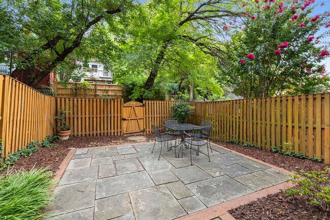 Building Photo - 2025 N Buchanan Ct