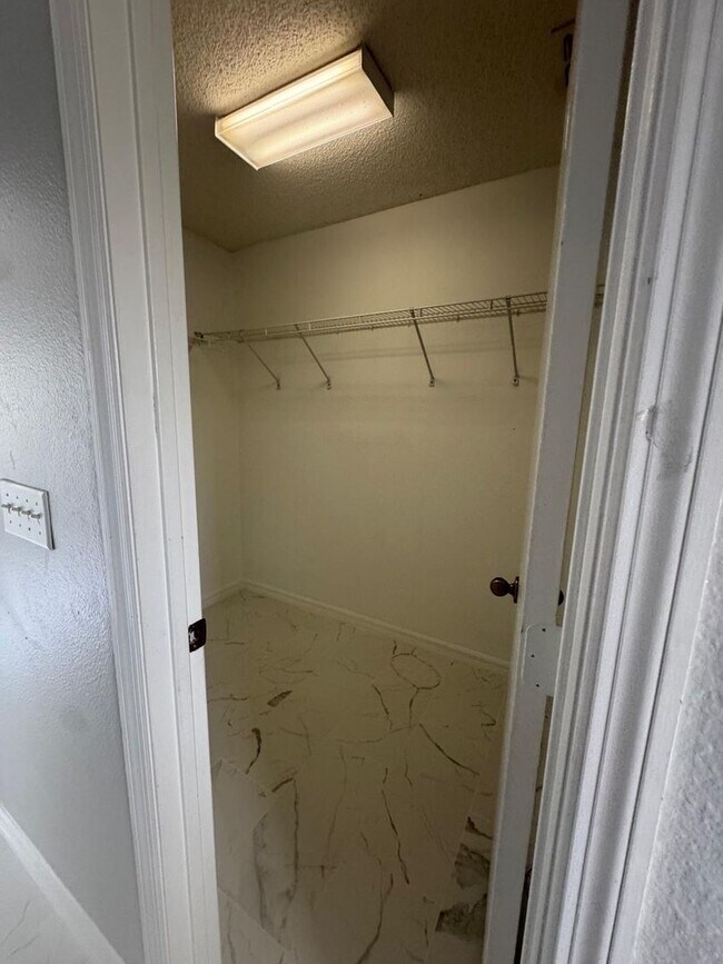 Building Photo - Spacious 4 bedroom house in Waterford Chase