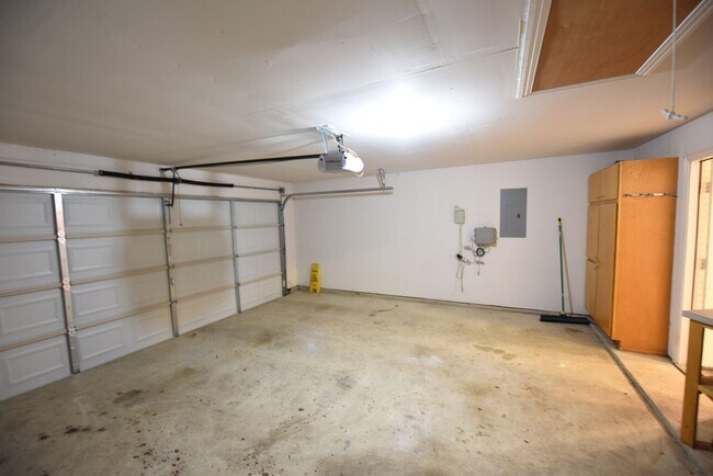 Building Photo - 4 Bedroom home for rent with vaulted ceili...