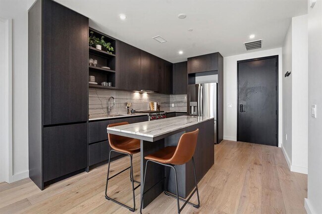 Building Photo - 610 Davis St