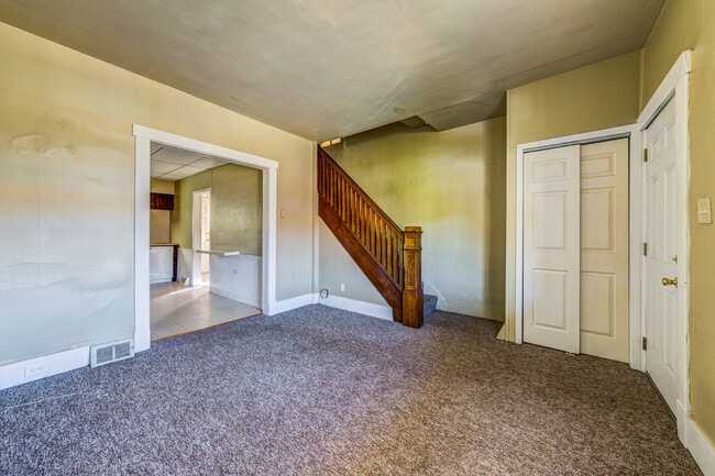 Building Photo - AVAILABLE JUNE 2026 - Traditional 2 Bedroom Home in Mt Washington!