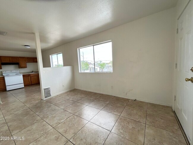Building Photo - 1321 W Vogel Ave