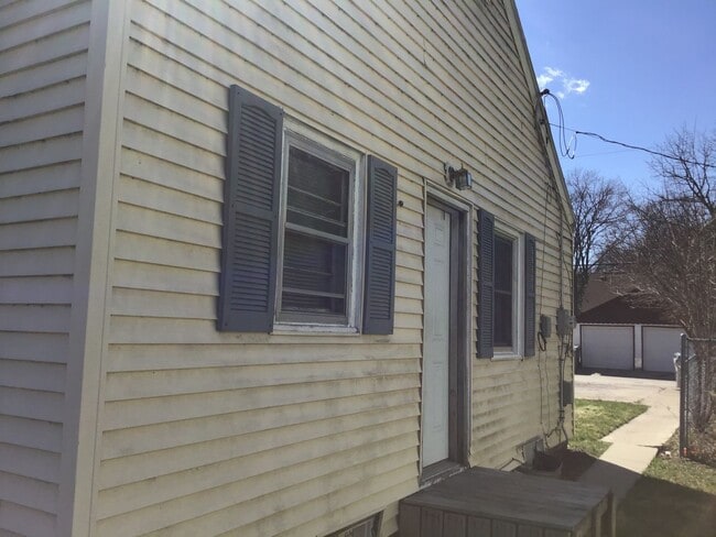 Building Photo - Comfortable 2 bedroom single family Home