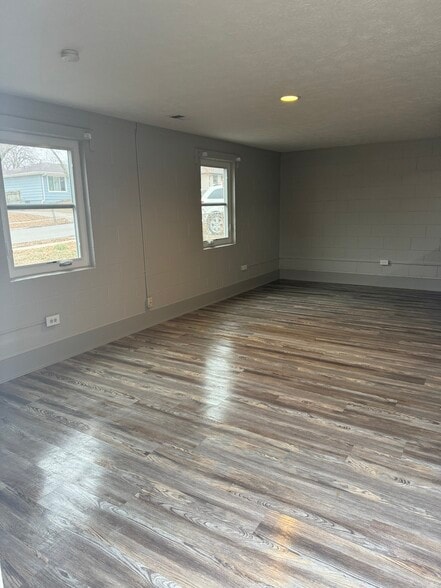 Building Photo - 116 W Dawes Ave