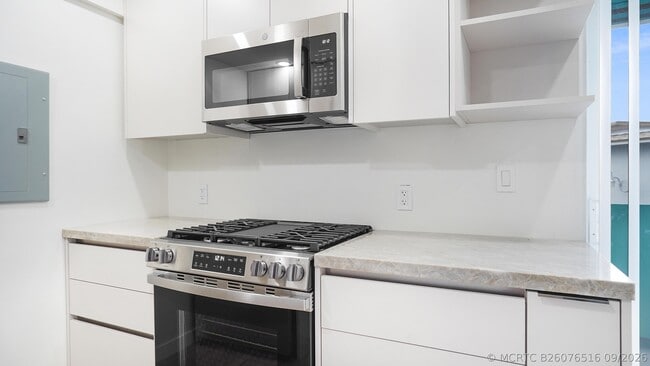 Building Photo - 701 S Royal Poinciana Blvd