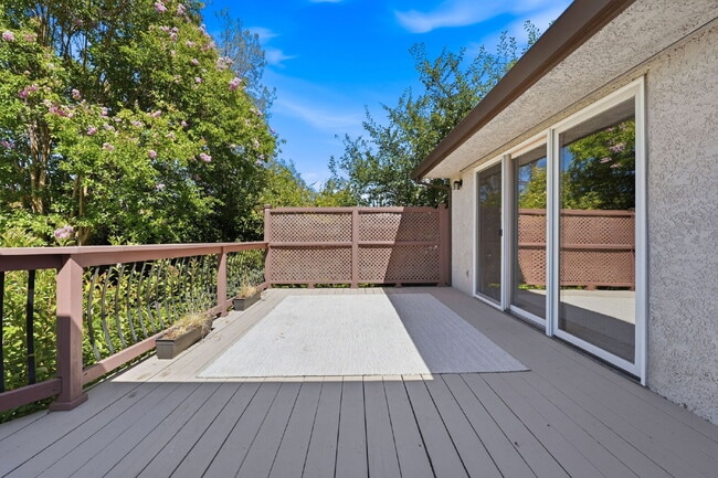 Building Photo - Beautiful Executive Level Rental on Golf Course