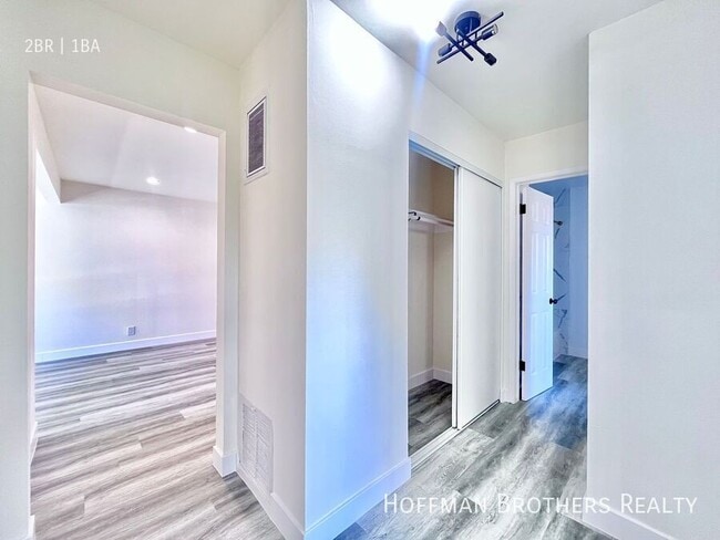 Building Photo - 530 W Arbor Vitae St