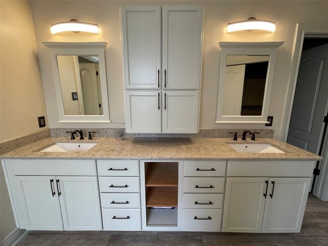 Building Photo - 1759 Lakeside Enclave Dr