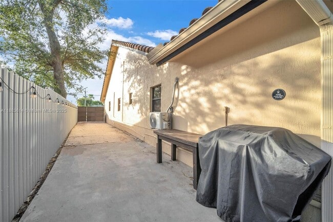 Building Photo - 4732 SW 35th Ave