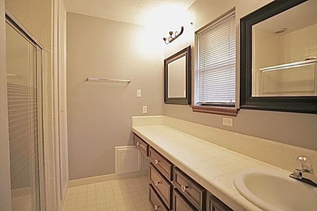 Building Photo - 16 Golf Vw Mnr