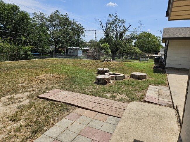Building Photo - 1007 Utopia Ln