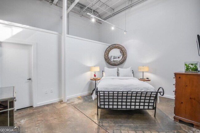 Building Photo - 174 Chester Ave SE