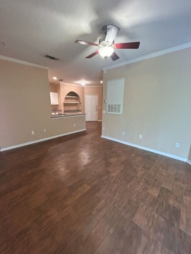 Building Photo - Beautiful Condo in the heart of Downtown O...
