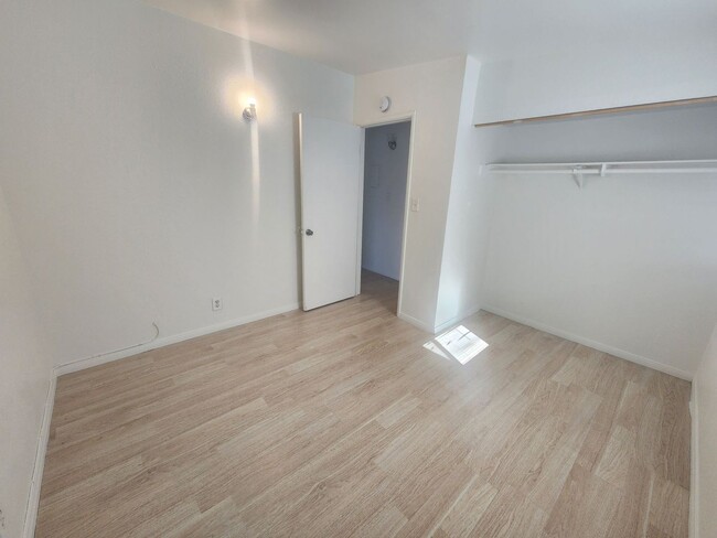Building Photo - 6537-6539 Persia