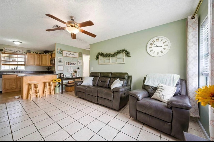 Living room - 5103 SE 42nd Trce