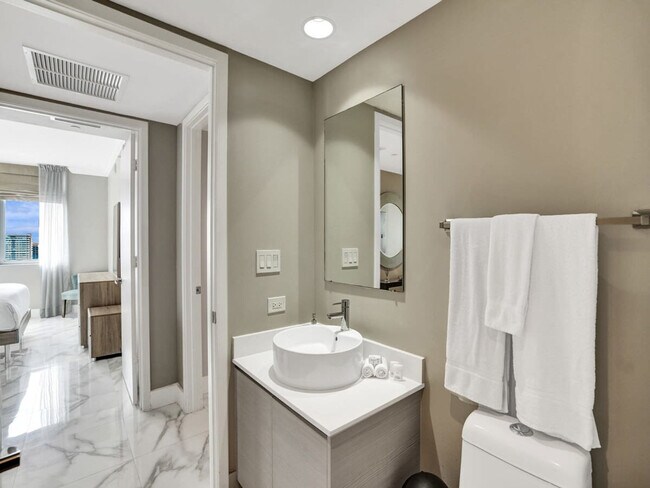 Building Photo - 2602 E Hallandale Beach Blvd