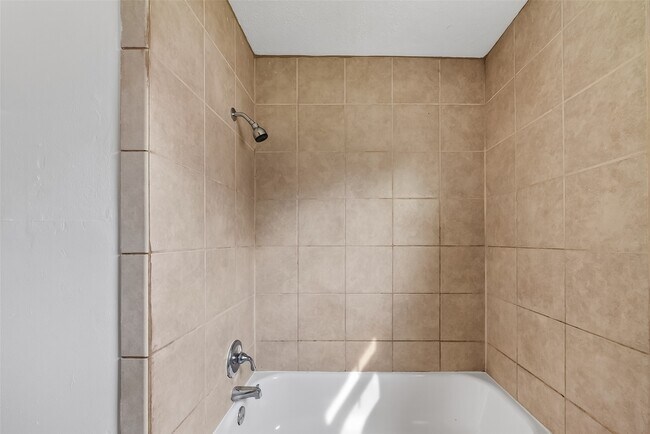 Building Photo - 521 Alford St