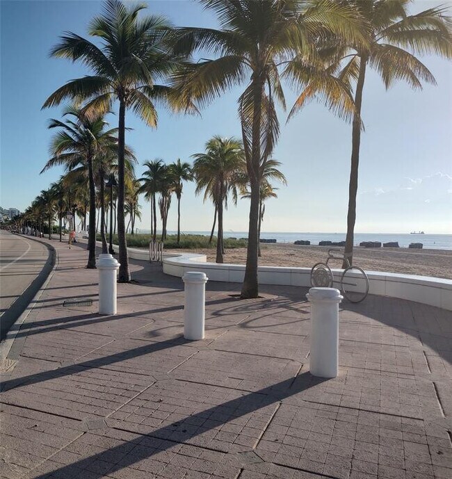 Building Photo - 2727 Yacht Club Blvd