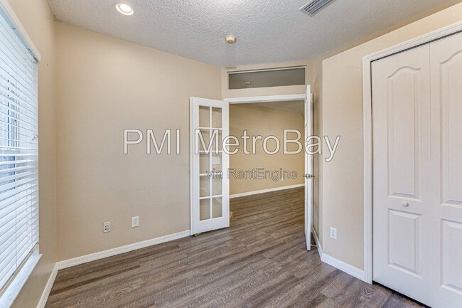 Building Photo - 15706 Fishhawk Falls Dr