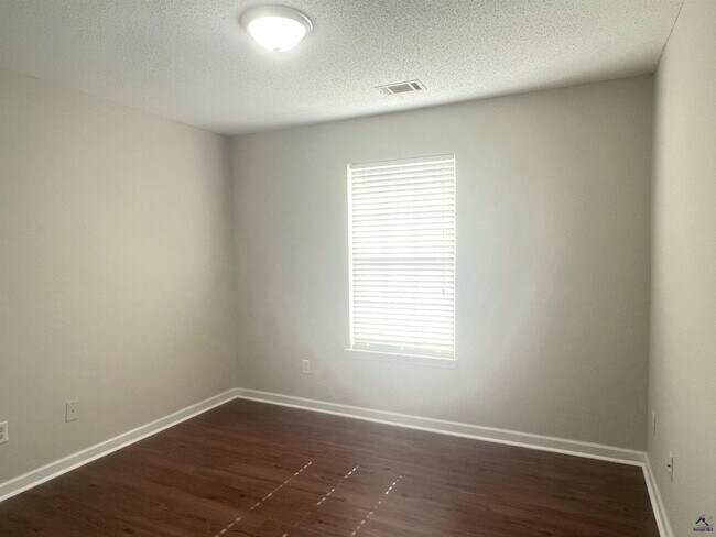 Building Photo - 401 Timberwind Dr
