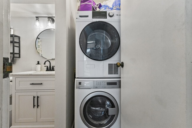 Building Photo - 909 Coolidge St