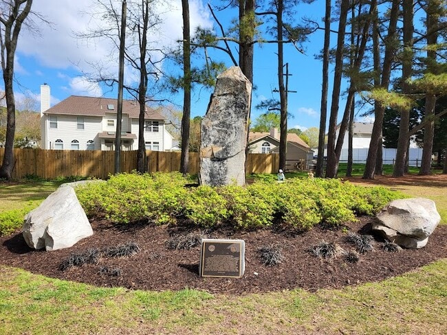 Building Photo - 1261 Eaglewood Dr