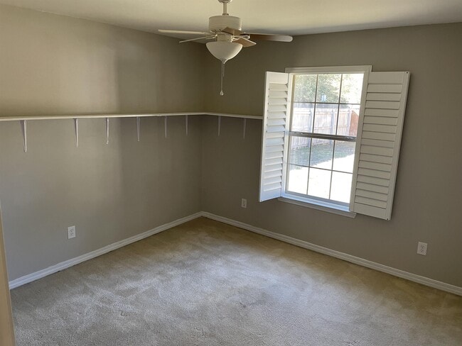 Building Photo - 8770 Kennedy Dr