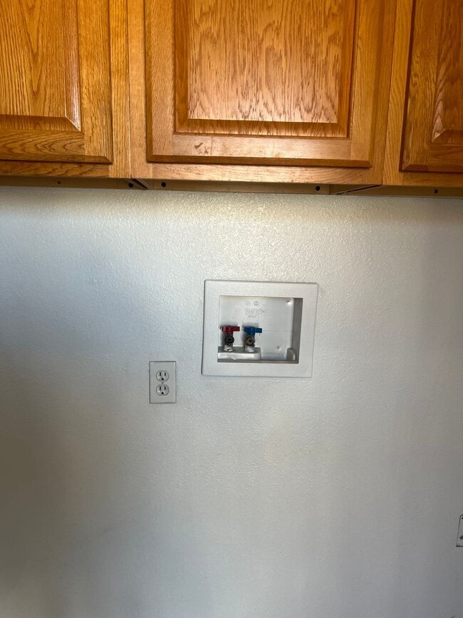 Building Photo - Beautiful 2 bedroom home with large detatched garage