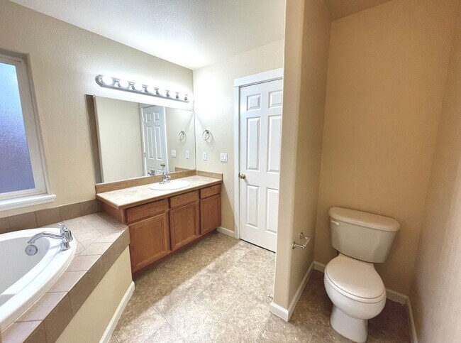 Building Photo - BEAUTIFUL TOWNHOME LOCATED IN REDMOND!