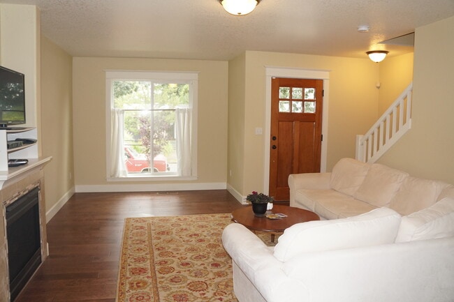 Building Photo - NE Piedmont 3-bedroom Beauty!