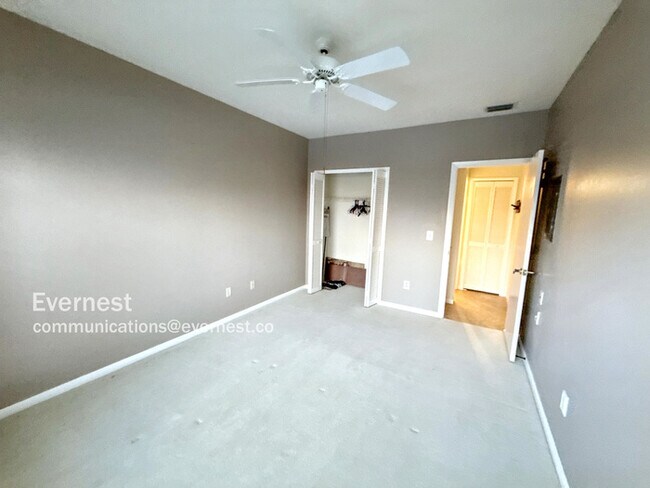 Building Photo - 4550 SE 5th Pl