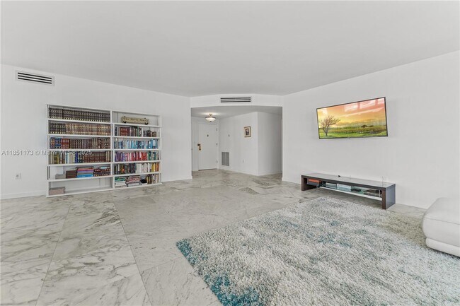 Building Photo - 5640 Collins Ave