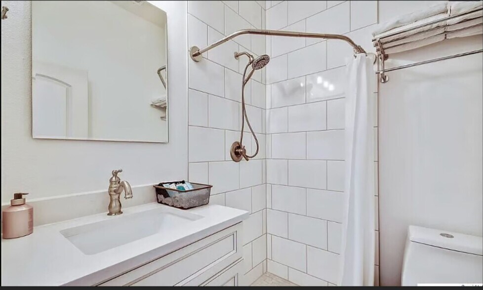 Building Photo - 210 Cottage St