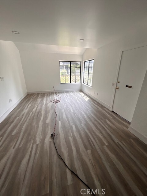 Building Photo - 8786 Knollwood Dr