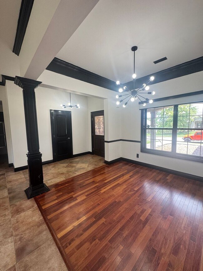 Building Photo - 3 bedroom 2 bath house w/ 2 car garage