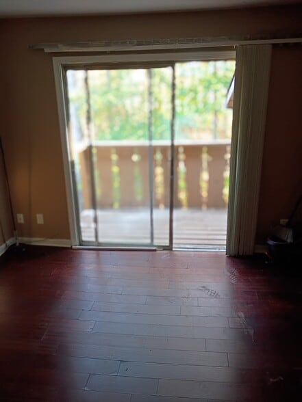 Building Photo - 1523 Camelot Dr