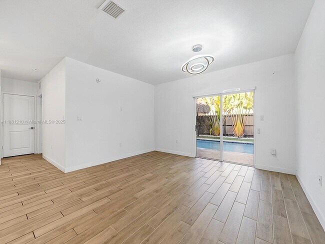 Building Photo - 501 NE 6th Ct