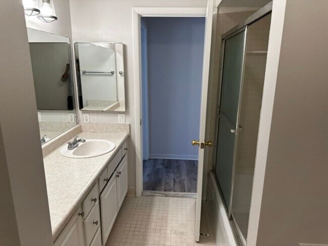 Building Photo - 3 Bedroom Condo in Southfield