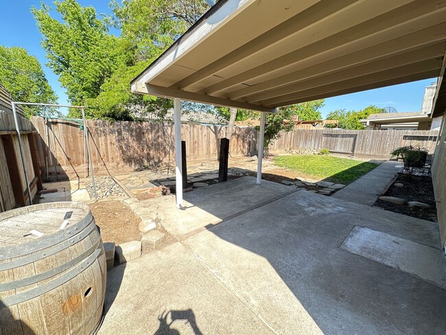Building Photo - 405 Goldrun Dr