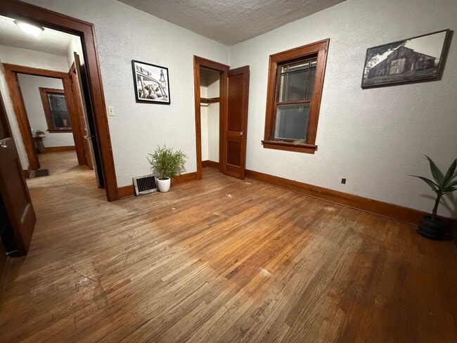 Building Photo - 2 bed, 1 bath home for rent in Waterloo