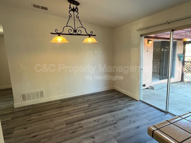 Building Photo - 930 Amaretto Dr