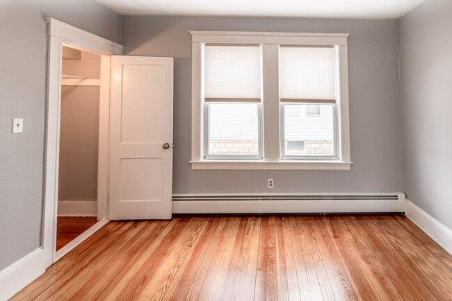 Building Photo - 572 Gaskill St