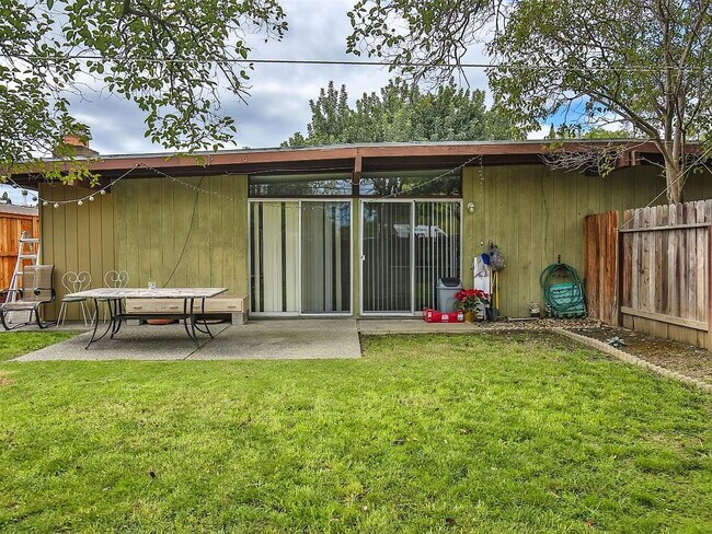 Building Photo - "Charming 3-Bedroom Home with Granite Touc...