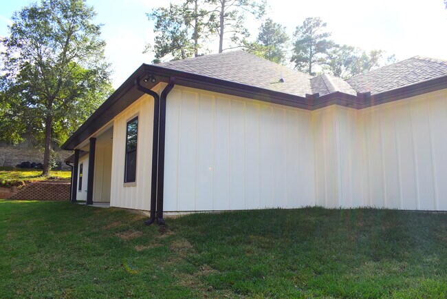 Building Photo - 2713 Sullivan Dr